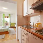 Nives ゲストハウス 3*