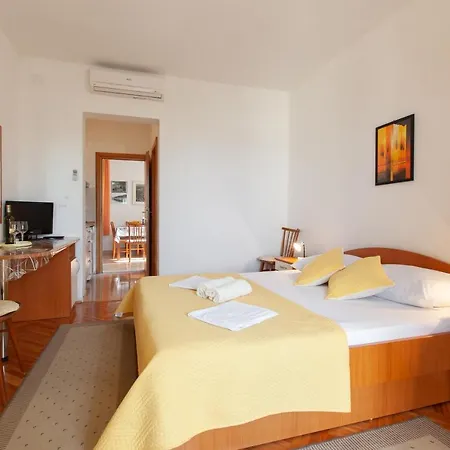 Nives Guest house Podgora